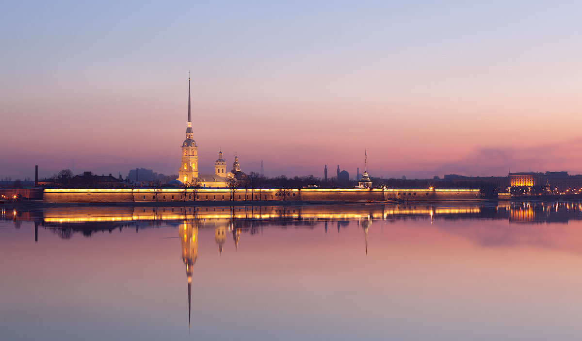 Петербург называют городом-памятником, городом-музеем. Здесь расположено  более 200 музеев, хранящих историю жизни и быта разных народов, посвященных  достижениям наук и искусств, выдающимся людям нашей страны.